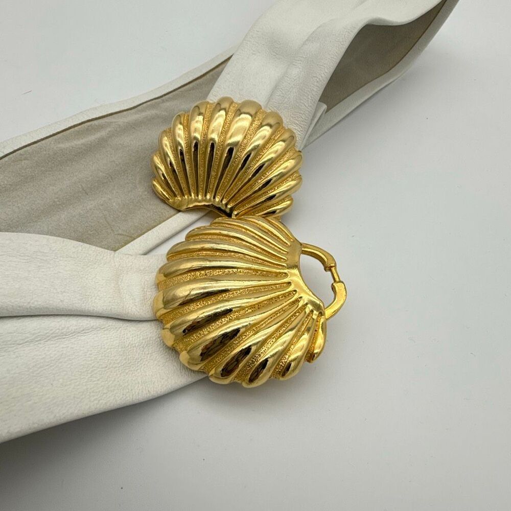 Vintage 1970s Bergere White Genuine Leather Wide Belt Sculptural Gold Buckle Sta